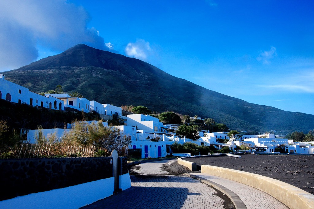 טיול לסטרומבולי - כפר למרגלות הר הגעש